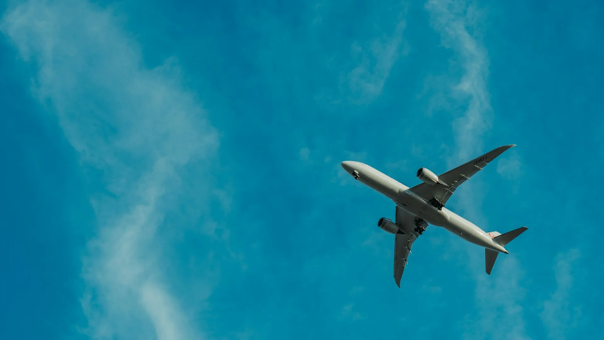 avion gris volant pendant la journée