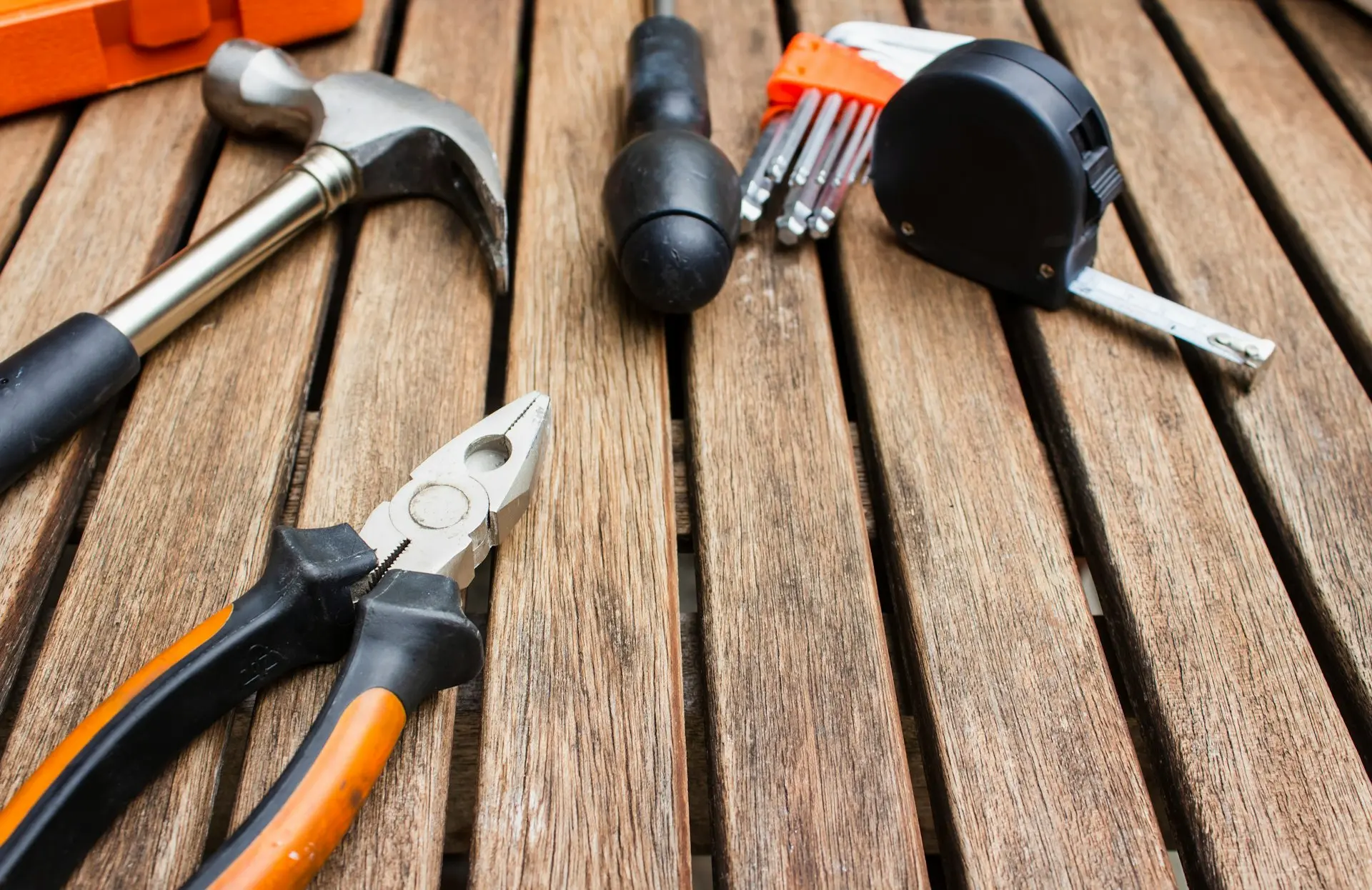 outils sur table en bois