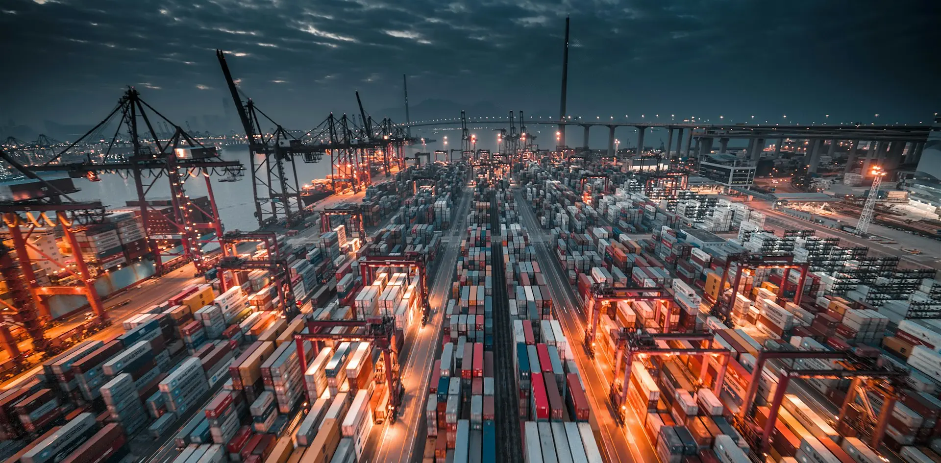 terminal conteneur pendant la nuit